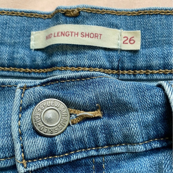 Levi Mid length shorts size 26 - Picture 2 of 4